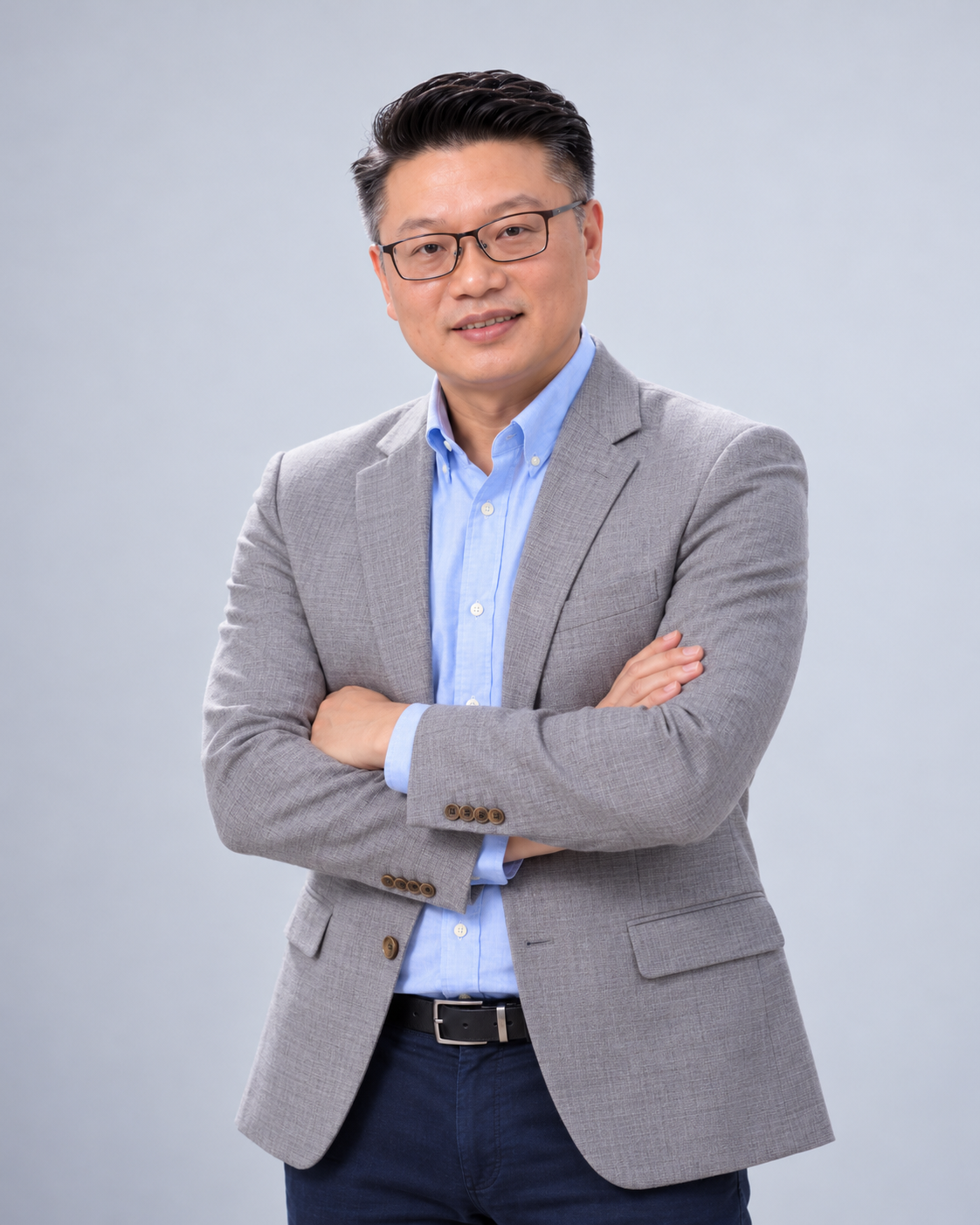 何敬華 小何老師 灰色西裝個人照 完整原圖
